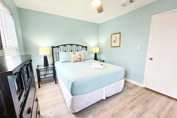 SandDollar 5 - 4BR, On the Beach free beach service - Image 1