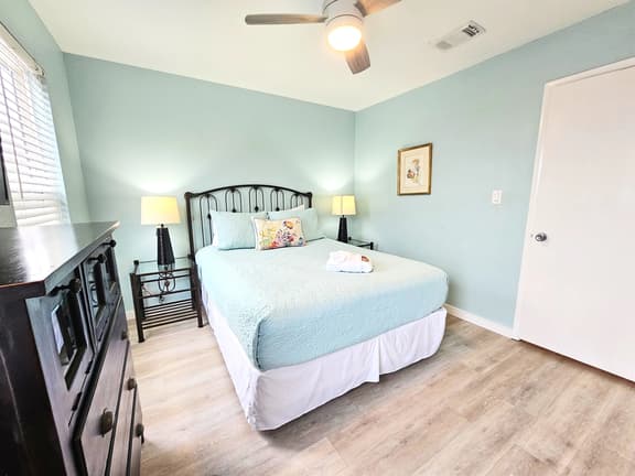 SandDollar 5 - 4BR, On the Beach free beach service - Image 1